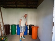 Společné odpoledne rodičů a dětí - natírání popelnic